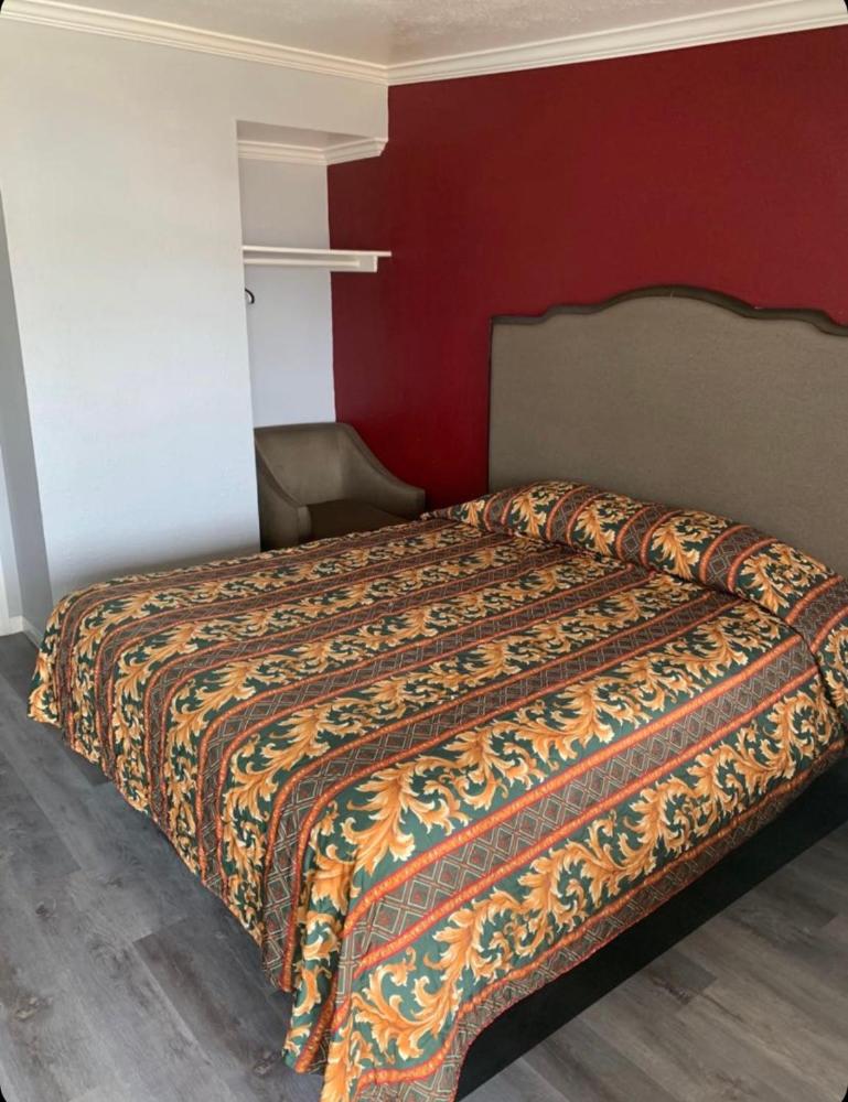 Deluxe Double Room with Shower interior